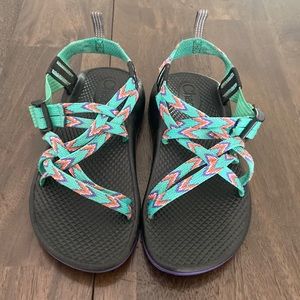 Youth Chaco Sandals Size 2 great gender neutral pattern 💕 in GUC